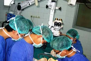 Nối thành công dương vật và 2 tinh hoàn bị đứt rời