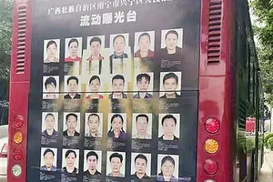 Không thi hành án bị bêu ảnh trên xe buýt