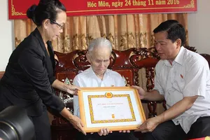 Trao huy hiệu cho người 70 tuổi Đảng