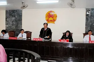 Nên cho hội thẩm mặc áo thụng khi xét xử