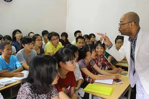 ‘Sống thử cùng Tây’ học tiếng Anh miễn phí 