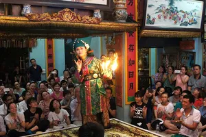 ‘Được vinh danh rồi thì ngăn ngừa lố lăng!’