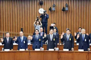 Tám chủ tập đoàn Hàn Quốc điều trần