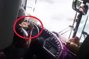 Vừa ăn mì vừa lái xe: Không phạt được