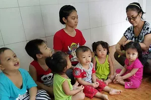 Cha mẹ tăng ca đêm, con ngủ trong nhà trẻ