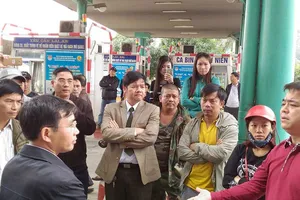 Người dân vây cầu Bến Thủy vì bất đồng chuyện thu phí