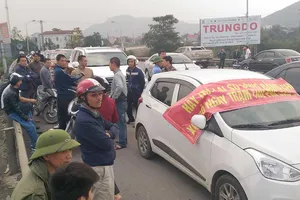 Được hỗ trợ giá vé, người dân vẫn chặn cầu Bến Thủy 