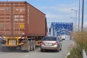 Làm cảng cạn để cứu nguy đường bộ