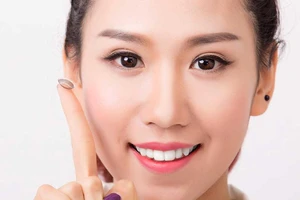 Mù mắt chỉ vì đeo kính áp tròng