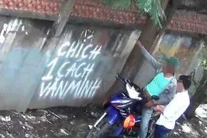 Vẽ chữ ‘chích 1 cách văn minh’ lên tường