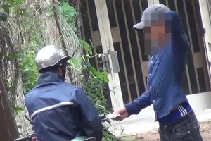 Gầm cầu lổn nhổn kim tiêm