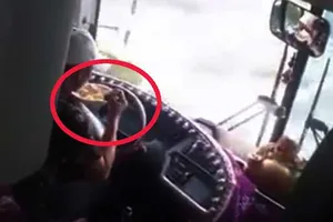 Vừa lái xe vừa ăn mì: Cách nào xử phạt?