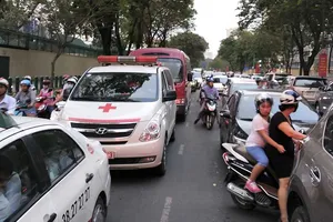 Giảm kẹt xe: Bứng cao ốc ra vùng ven