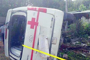Lật xe cấp cứu, bệnh nhân tử vong, 5 người nhập viện 