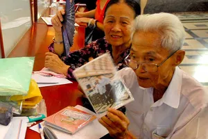 Ông già viết thư thuê nhận giải KOVA