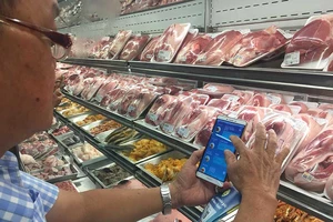 Quét thông tin, nâng giá trị thịt heo 