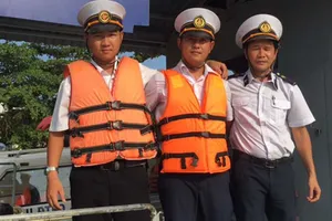 Nhân viên cảng vụ chuyên cứu người nhảy sông Sài Gòn