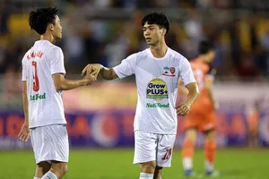 Nhìn Công Phượng mà đá! 