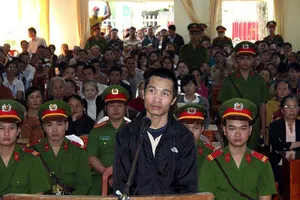 Giết 3 người, ra tòa vẫn bình thản 