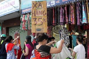 Đi mua hàng sale off cuối năm
