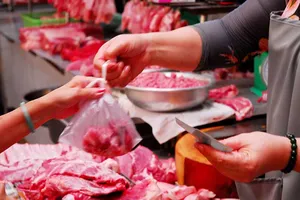 Càng cận tết, heo bơm nước vào thành phố càng nhiều 