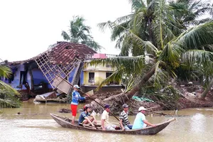 Sau lũ: Đói ăn, mất tết 