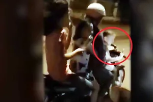 Giao tay lái cho trẻ con: Người lớn như… mất não!