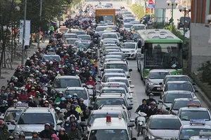 Xe buýt nhanh ‘bò’ giữa ô tô, xe máy