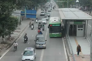 Nhiều phương tiện đi vào làn đường xe buýt nhanh
