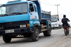 Sụp lún ở hai đầu cầu Bình Phú