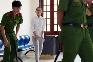 Cô gái đi xe máy bị bắt do... đụng ô tô?