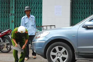 Không dễ khóa bánh ô tô đậu tràn lan