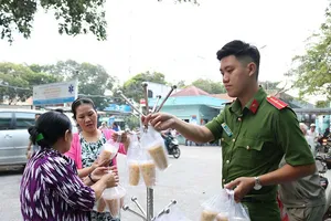Công an nấu cháo giúp bệnh nhân nghèo 