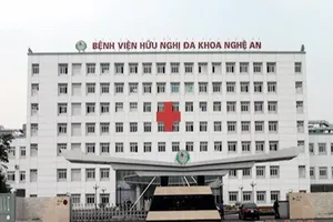 Gắp chiếc kèn đồ chơi trong phế quản bé trai 