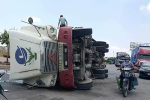 Thiết kế vòng xoay bất cập, xe thi nhau lật