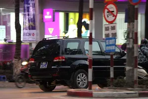 Xe biển xanh nghênh ngang vào đường cấm