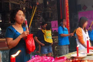 Ném đá, chửi du khách: Mến khách là vậy sao?