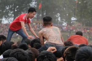 Lễ hội còn tràn lan, tranh cướp phản cảm