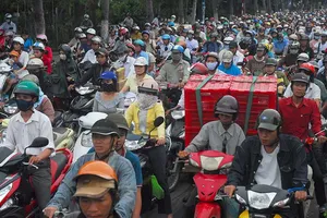 Kẹt xe khủng khiếp bất chấp giờ giấc