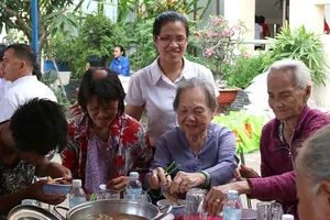 Bữa cơm thân tình cuối năm cho người nghèo