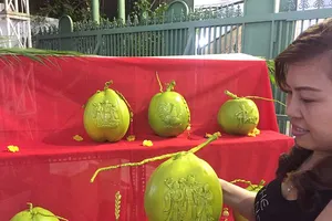 Trái cây tạo hình ‘độc’ ra chợ tết Sài Gòn