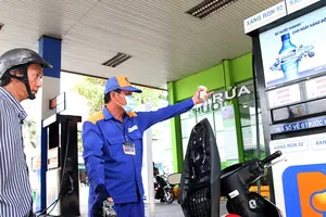 Tiền thuế xăng đang thừa, sao còn thu thêm?