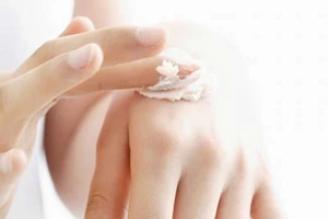Bôi kem dưỡng da tay để tránh… ăn đêm 