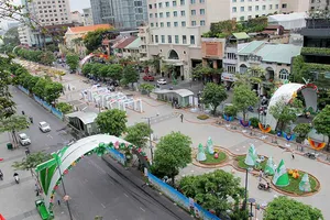 Đường hoa trở lại trên phố đi bộ 
