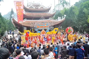 Ngày khai hội, chùa Hương đón 4 vạn du khách