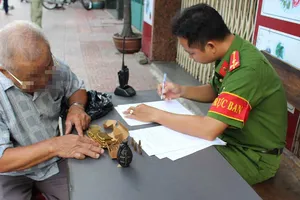 TP.HCM: Dân mang nộp hàng trăm súng, đạn