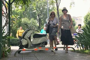 Vì sao quận 1 gắn barie trên vỉa hè?