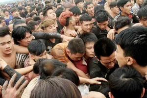 Hàng trăm người giẫm đạp nhau để cướp phết Hiền Quan