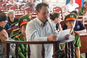 Thay vành móng ngựa bằng bục khai báo