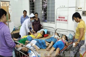 Hơn 100 HS tiểu học ở Vĩnh Long bị ngộ độc thực phẩm